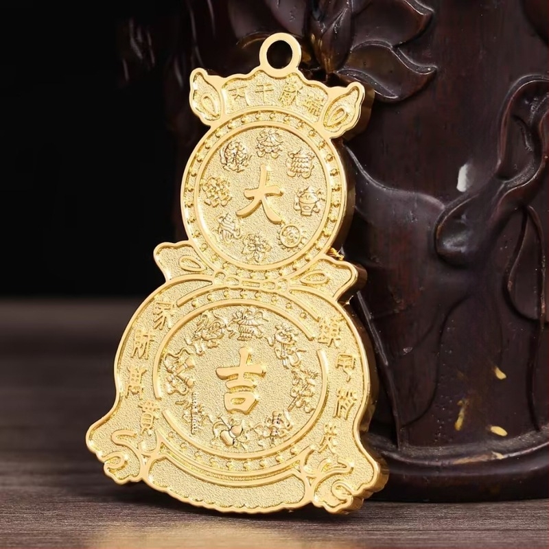 Autóba akasztott dísz kínai stílusú Guanyin és réz érme motívummal; anyag: ötvözet; csomagolás: akril tok egyedi csomagolásban; kategória: kártya