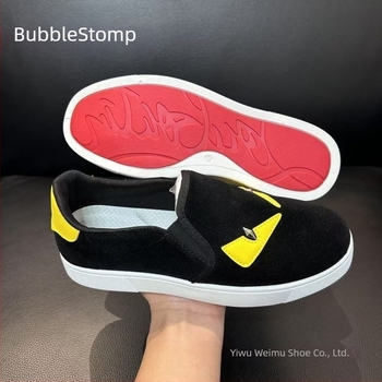 Kényelmes tornacipő Little Monster motívummal, slip-on elasztikus pánttal; felsőrész első rétegű bőrből, EVA talpbetét, hálós bélés, gumitalp, injektált talp technológia; lélegző, könnyű, csúszásmentes