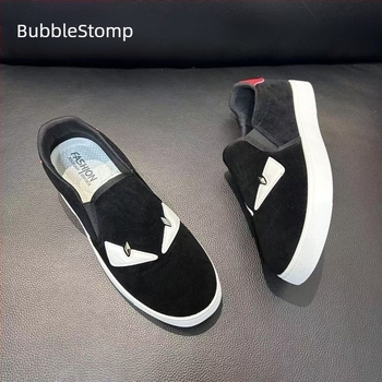 Kényelmes tornacipő Little Monster motívummal, slip-on elasztikus pánttal; felsőrész első rétegű bőrből, EVA talpbetét, hálós bélés, gumitalp, injektált talp technológia; lélegző, könnyű, csúszásmentes