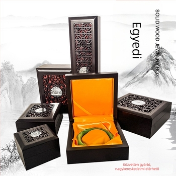 Gravírozott faanyagú ékszerdoboz sárga selyem belsővel, ideális karkötők, buddhista gyöngyök és nyakláncok számára; modell 99, univerzális csomagolás, logónyomás elérhető