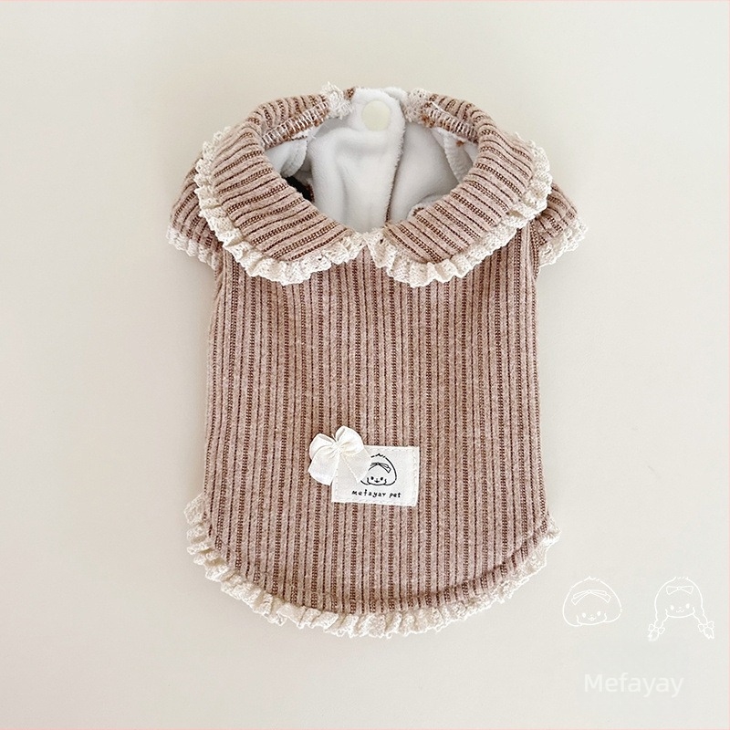 Háziállat‑ruha macskáknak és kutyáknak, fleece‑bélelés, bordázott anyag, buborékos ujj és babagallér, csipkés alap