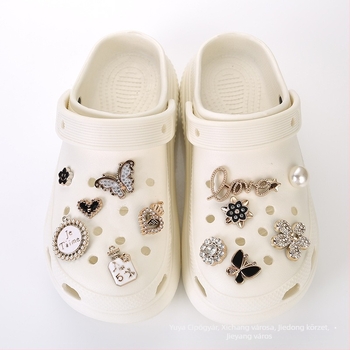 Crocs-stílusú cipő kiegészítő Chanel-stílusú virágcsattal és levehető gyöngy díszítéssel; Termék kód Nr-0006; Modell Nr-0006; Kompatibilis különböző cipőtípusokkal; Stílus Sweet Academy.