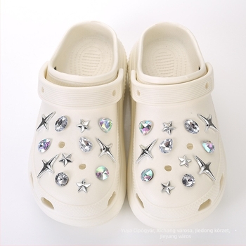 Crocs-stílusú cipő kiegészítő Chanel-stílusú virágcsattal és levehető gyöngy díszítéssel; Termék kód Nr-0006; Modell Nr-0006; Kompatibilis különböző cipőtípusokkal; Stílus Sweet Academy.