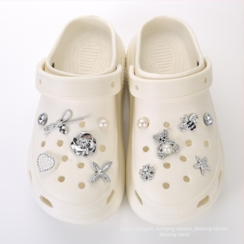 Crocs-stílusú cipő kiegészítő Chanel-stílusú virágcsattal és levehető gyöngy díszítéssel; Termék kód Nr-0006; Modell Nr-0006; Kompatibilis különböző cipőtípusokkal; Stílus Sweet Academy.