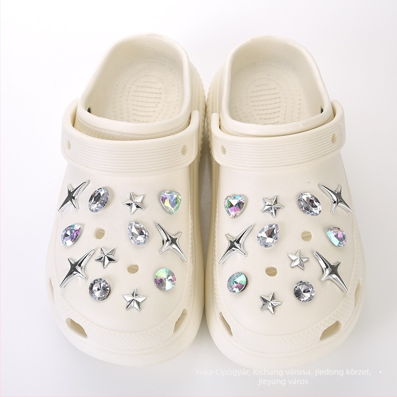 Crocs-stílusú cipő kiegészítő Chanel-stílusú virágcsattal és levehető gyöngy díszítéssel; Termék kód Nr-0006; Modell Nr-0006; Kompatibilis különböző cipőtípusokkal; Stílus Sweet Academy.