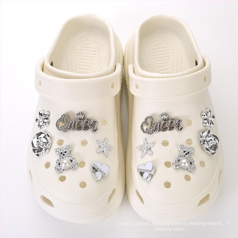 Crocs-stílusú cipő kiegészítő Chanel-stílusú virágcsattal és levehető gyöngy díszítéssel; Termék kód Nr-0006; Modell Nr-0006; Kompatibilis különböző cipőtípusokkal; Stílus Sweet Academy.