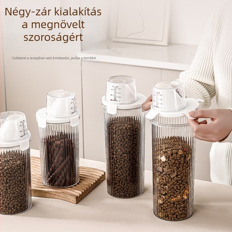 Macska- és kutyáknak készült tápláléktároló, átlátszó, nedvességálló és zárt, szabályozható etetéssel, PP anyagú, kapacitás 1–2 L.