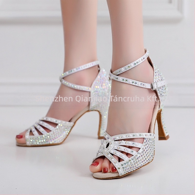 Női latin tánc magassarkú cipő rhinestones-szal, puha talp, selyem felső rész, borjúbőrből készült talp, állítható sarokmagasság 5-10 cm