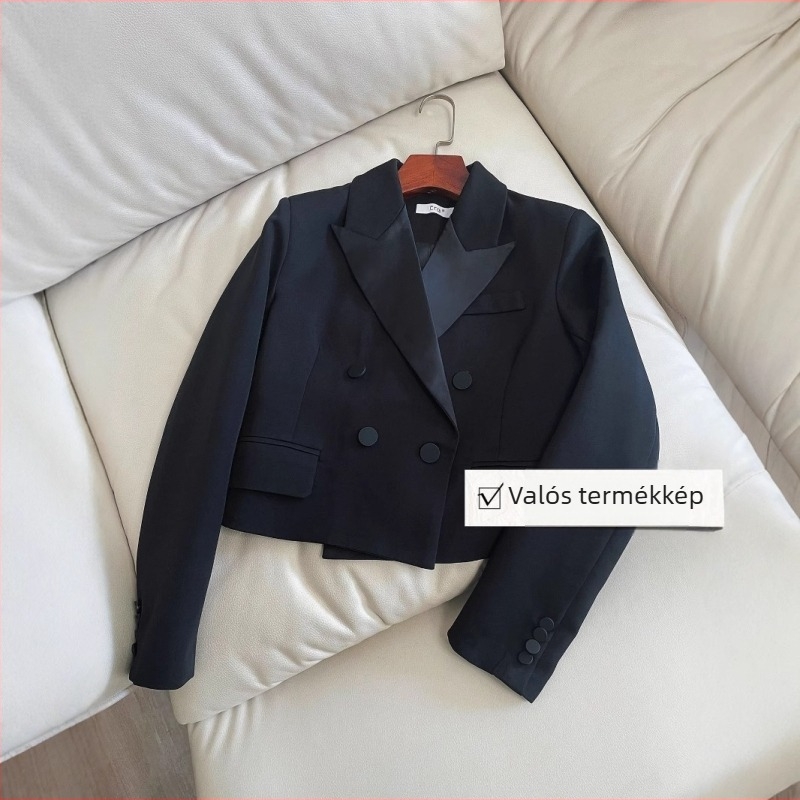 Slim-fit rövid kabát mély V-nyakkal, derékban hangsúlyozó dizájn, dupla soros csatos zárású, poliészter anyag