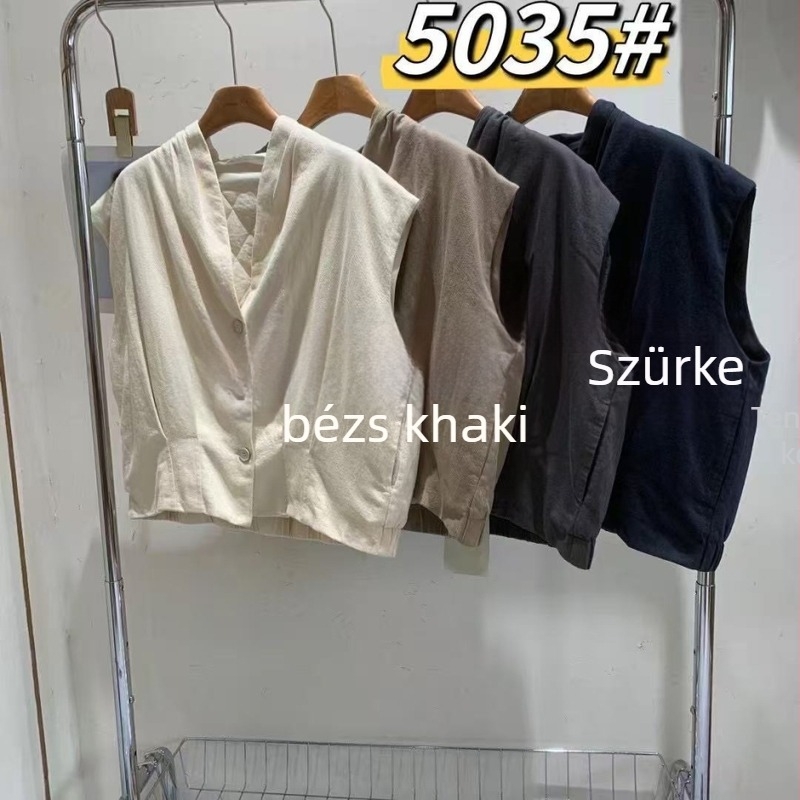 Ujj nélküli mellény V-nyakkal, pamut töltettel, háromdimenziós szabás, 50–65 cm hosszú, egy sor gombos záródás (Ősz 2025)
