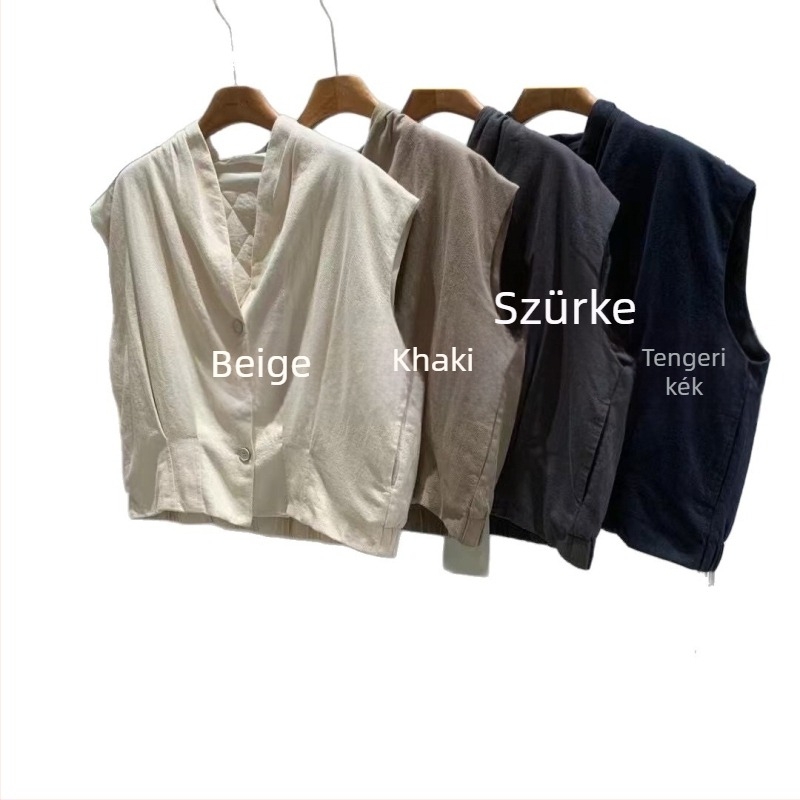 Ujj nélküli mellény V-nyakkal, pamut töltettel, háromdimenziós szabás, 50–65 cm hosszú, egy sor gombos záródás (Ősz 2025)