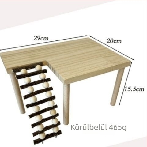 Fából készült hörcsög létra kétszintes platformmal, ágakból készült kerítéssel és mászó- és rágó játékkal.