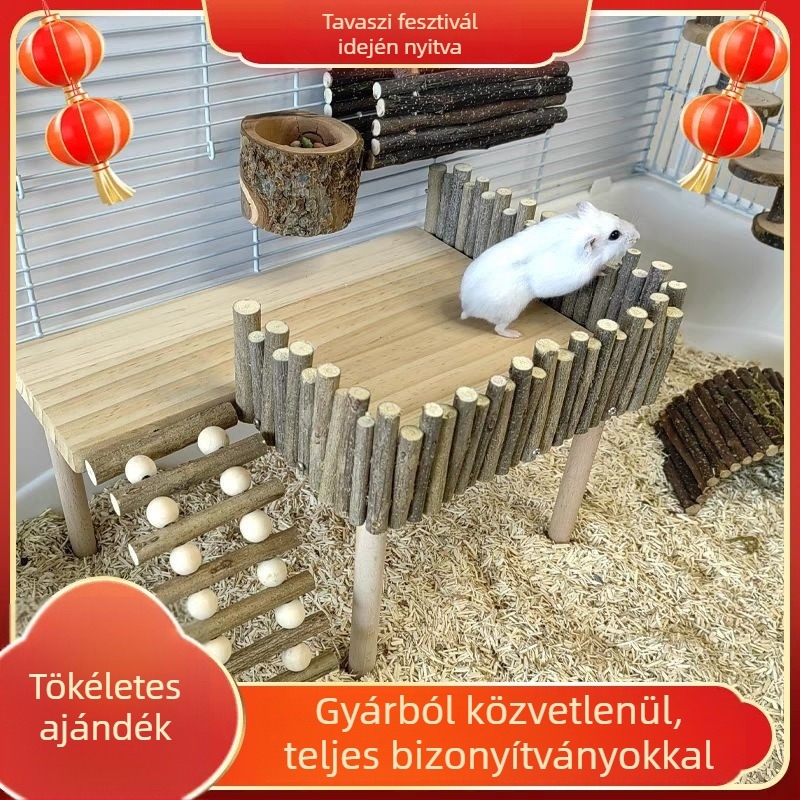 Fából készült hörcsög létra kétszintes platformmal, ágakból készült kerítéssel és mászó- és rágó játékkal.