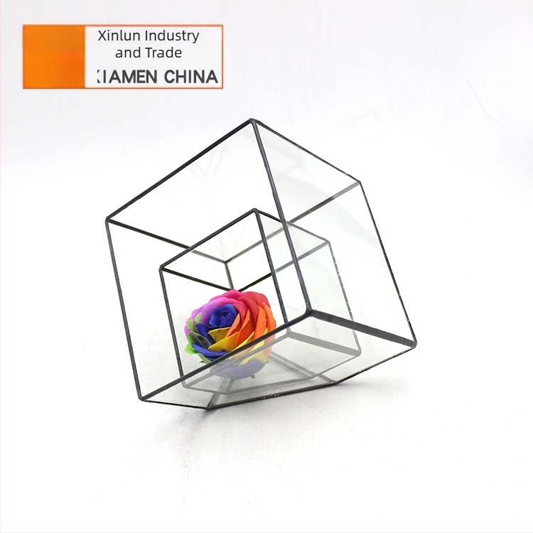 Geometriai üvegtartály ajtóval, mikrotáj egy üvegpalackban, konzervált virágokkal teli doboz, kézzel készített dísz 16041