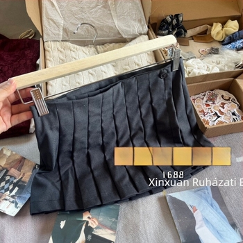 Szürke pliszírozott mini szoknya, koreai stílusú, sokoldalú A-vonalú szabás.