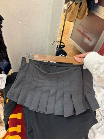 Szürke pliszírozott mini szoknya, koreai stílusú, sokoldalú A-vonalú szabás.