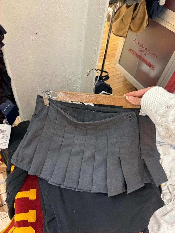 Szürke pliszírozott mini szoknya, koreai stílusú, sokoldalú A-vonalú szabás.