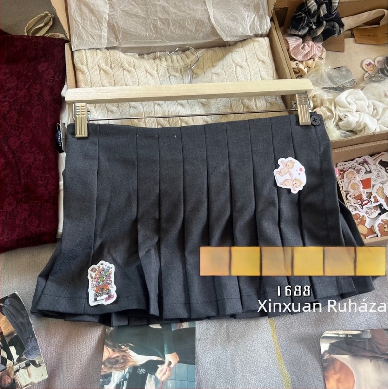 Szürke pliszírozott mini szoknya, koreai stílusú, sokoldalú A-vonalú szabás.