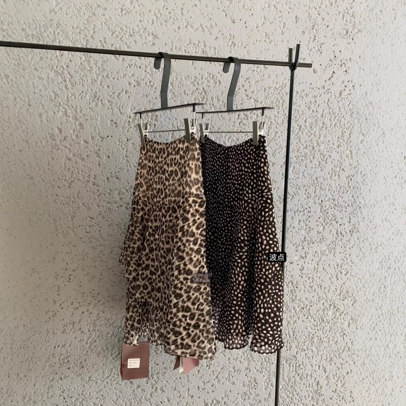 Sellőszoknya leopard mintával, városi elegáns stílus, poliészter keverék, mikroelaszticitás, 2025 ősz
