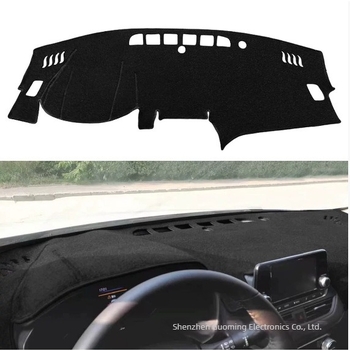 Dashboard cover mat Nissan Altima 2019–2022: napvédelmi, csúszásmentes, fényblokkoló; anyag: poliészter; minta: márkajelzés