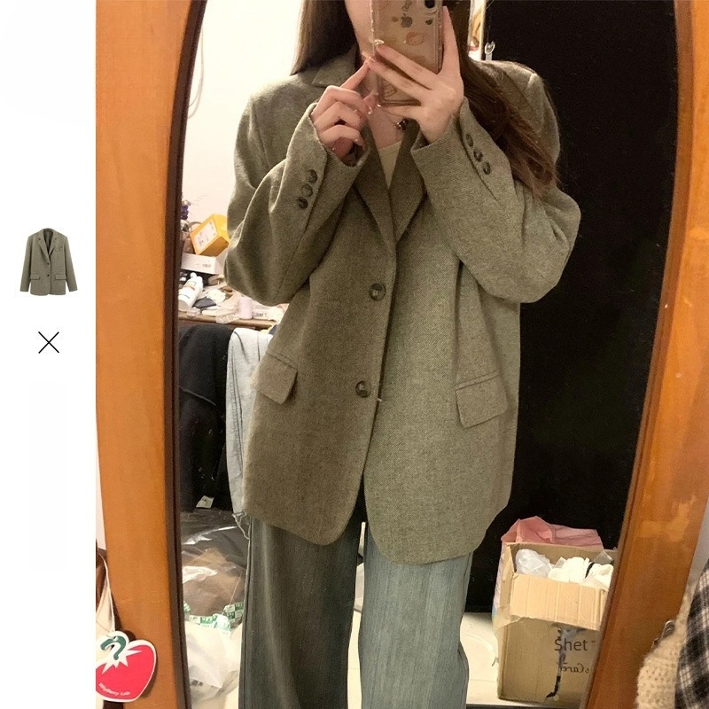 Női rövid gyapjúkostüm dzseki spandex-keverékkel, polo gallér, szabad szabás, rövid hossz (40–50 cm), egyrészes zárás.