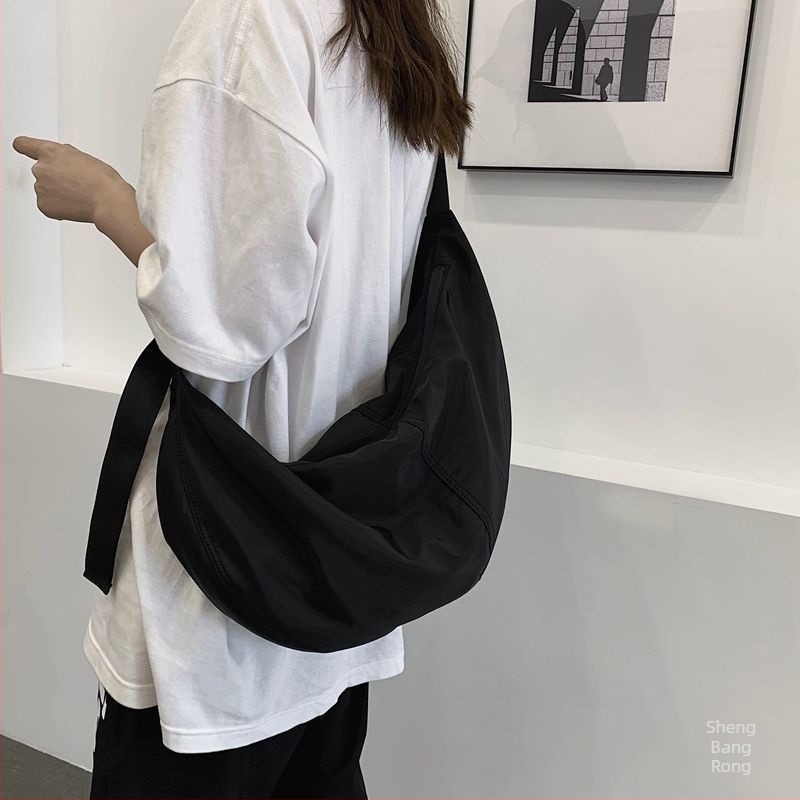 Harajuku-stílusú kereszt-body táska, nagy kapacitású, vízálló nylon anyag, cipzáras zárás, laminált belső zseb