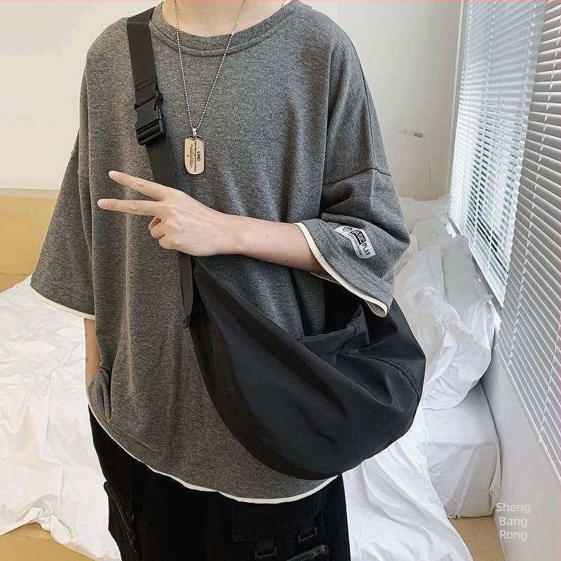 Harajuku-stílusú kereszt-body táska, nagy kapacitású, vízálló nylon anyag, cipzáras zárás, laminált belső zseb