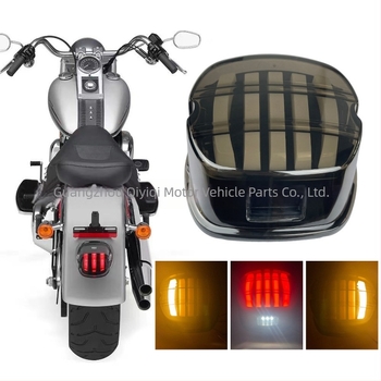 Harley XL883/1200 motorkerékpárhoz LED hátsó lámpa, 3-in-1 funkció: rendszám- és irányjelző világítás, modell QYQ-2001-B5, 12V, ABS