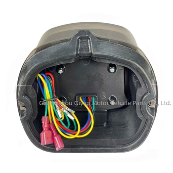 Harley XL883/1200 motorkerékpárhoz LED hátsó lámpa, 3-in-1 funkció: rendszám- és irányjelző világítás, modell QYQ-2001-B5, 12V, ABS