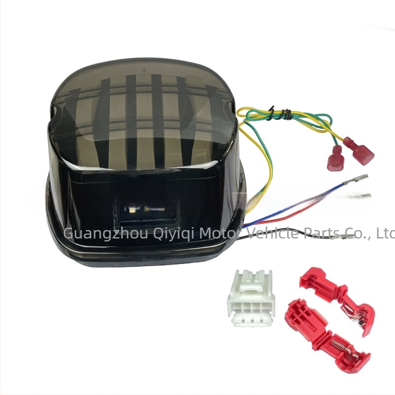 Harley XL883/1200 motorkerékpárhoz LED hátsó lámpa, 3-in-1 funkció: rendszám- és irányjelző világítás, modell QYQ-2001-B5, 12V, ABS