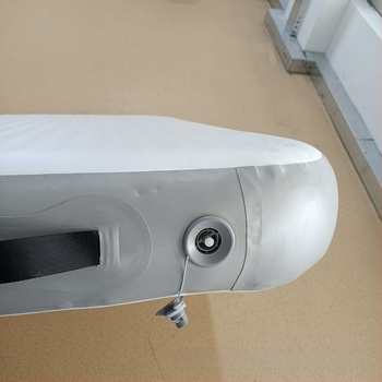 Kempingezhető felfújható ágy – PVC felület, 20 cm vastagság, tömeg 8 kg, maximális teherbírás 200 kg, tartalmaz 500 W elektromos pumpát és javító készletet