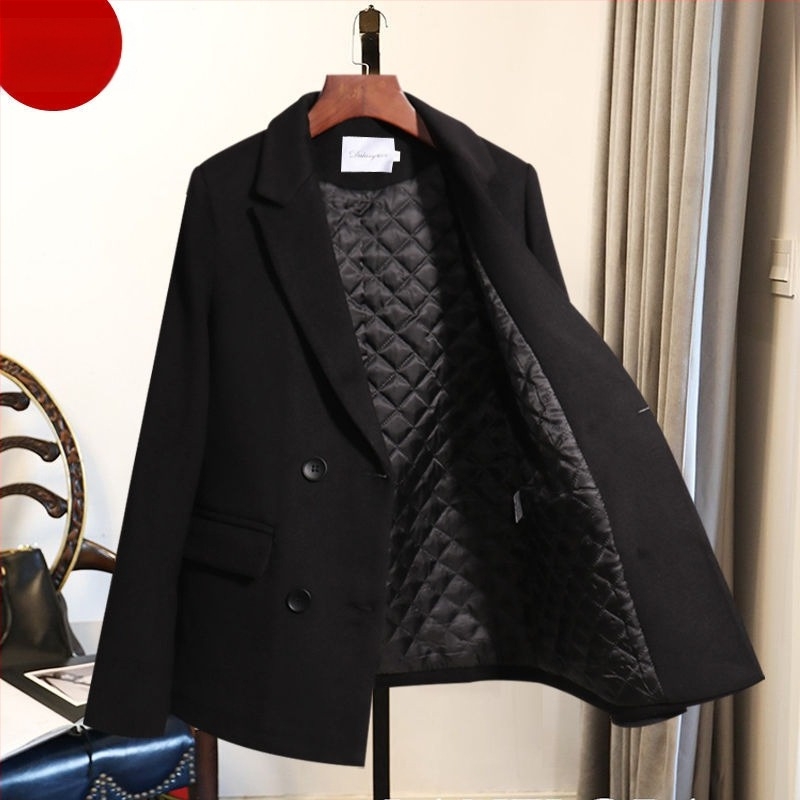 Női Chenille zakó karcsúsított koreai stílusban; polo gallér, ujjak hercegnő-stílusú, egygombos zárás; Chenille anyag, fő összetétel 90–95% Spandex