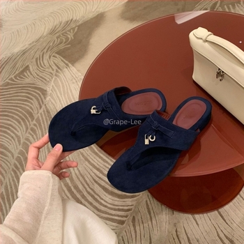 Női alacsony sarkú tassel szandál, felsőrész juhbőr nubukból, belső juhbőr, talp gumiból, kerek orr, koreai stílus