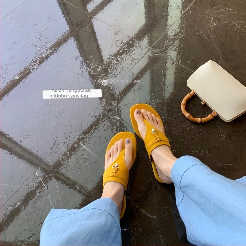 Női alacsony sarkú tassel szandál, felsőrész juhbőr nubukból, belső juhbőr, talp gumiból, kerek orr, koreai stílus