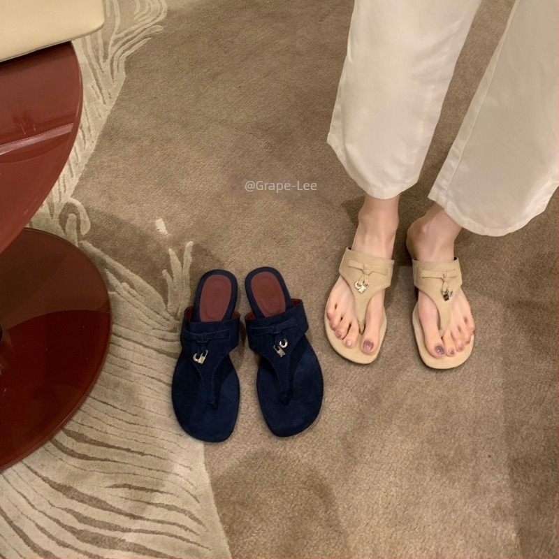 Női alacsony sarkú tassel szandál, felsőrész juhbőr nubukból, belső juhbőr, talp gumiból, kerek orr, koreai stílus