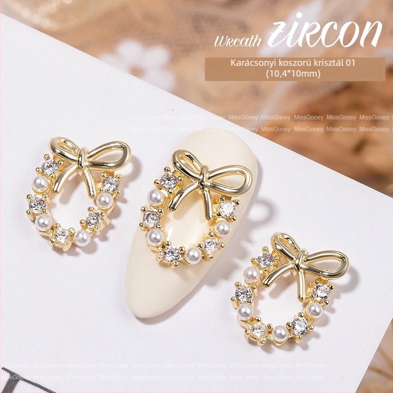 Díszítés a körmökön: fényűző karácsonyi koszorú a körmökhoz cirkóniával, gyöngyökkel, 3D kristályokkal és masnival (Anyagok: fém, műanyag; Mintázat: lánc; Nettó tömeg: 0.05 kg; Márka: miss gooey)