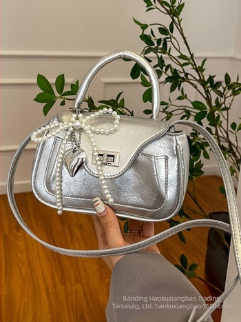 PU anyagú crossbody táska (városi minimalist stílus, négyzet alakú forma, zárócsatos záródás, belső cipzáras zseb és telefonzseb)