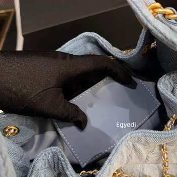 Denim bucket táska egyetlen vállpánttal, húzózáras nyitás, laminált belső rekesz cipzárral, poliészter-pamut bélés, tavasz 2025
