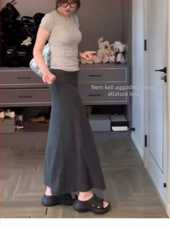 A-vonalú, középméretű fishtail kötött szoknya, magas derékkal — anyag: 90–95% poliészter, spandex <30%.