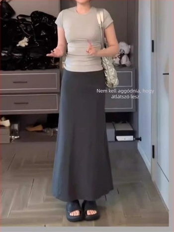 A-vonalú, középméretű fishtail kötött szoknya, magas derékkal — anyag: 90–95% poliészter, spandex <30%.