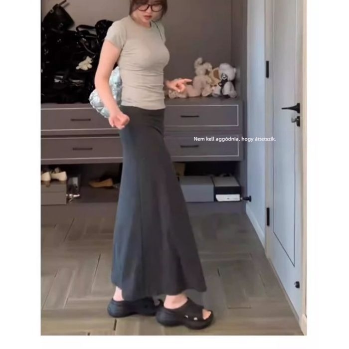 A-vonalú, középméretű fishtail kötött szoknya, magas derékkal — anyag: 90–95% poliészter, spandex <30%.