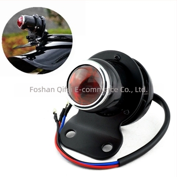 Kerékpár hátsó lámpa retro stílusban, fémtartóval és ABS lencsével, LED, 12V, modell Flying