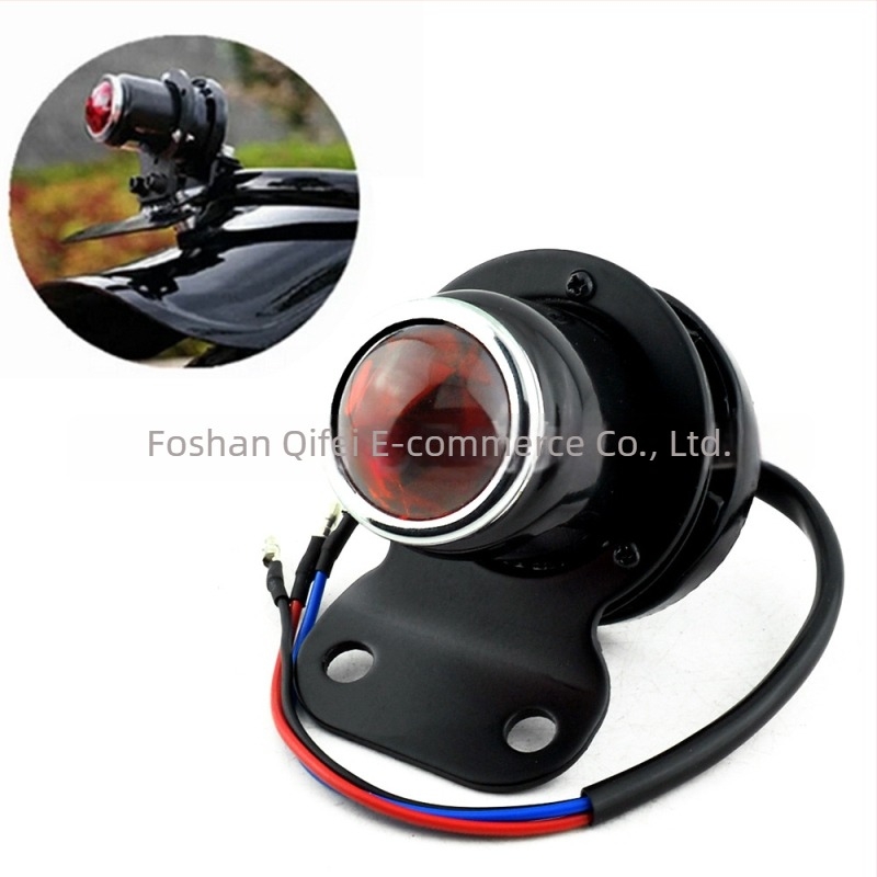 Kerékpár hátsó lámpa retro stílusban, fémtartóval és ABS lencsével, LED, 12V, modell Flying