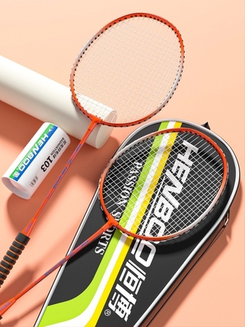 Badminton ütőpár – felnőttek, támadó stílus, vasötvözet váz, 95–100 g, G1 markolatvastagság, közepes tengelykeménység