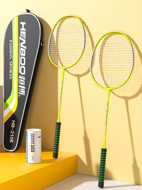 Badminton ütőpár – felnőttek, támadó stílus, vasötvözet váz, 95–100 g, G1 markolatvastagság, közepes tengelykeménység