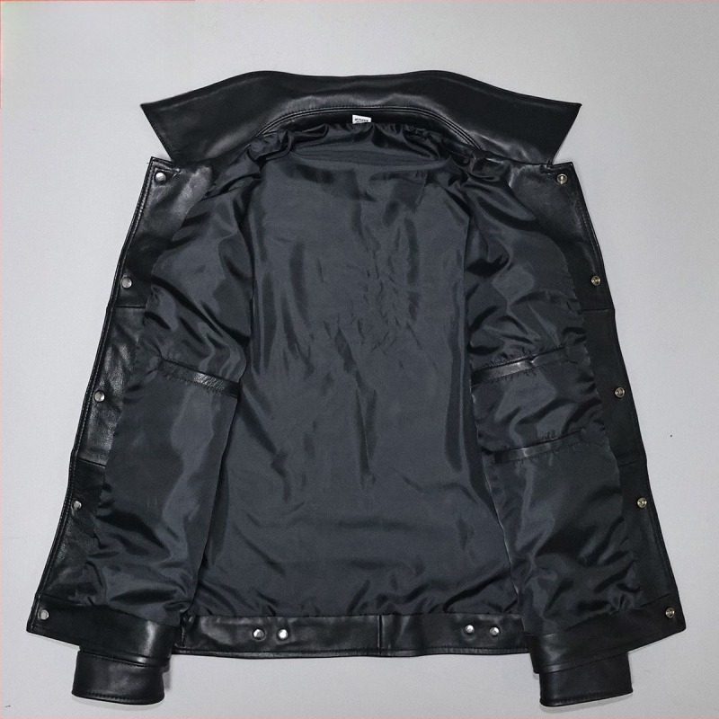 Férfi báránybőrből készült bőrdzseki, karcsúsított szabás, rövid fazon, rever gallér, egysoros zárás