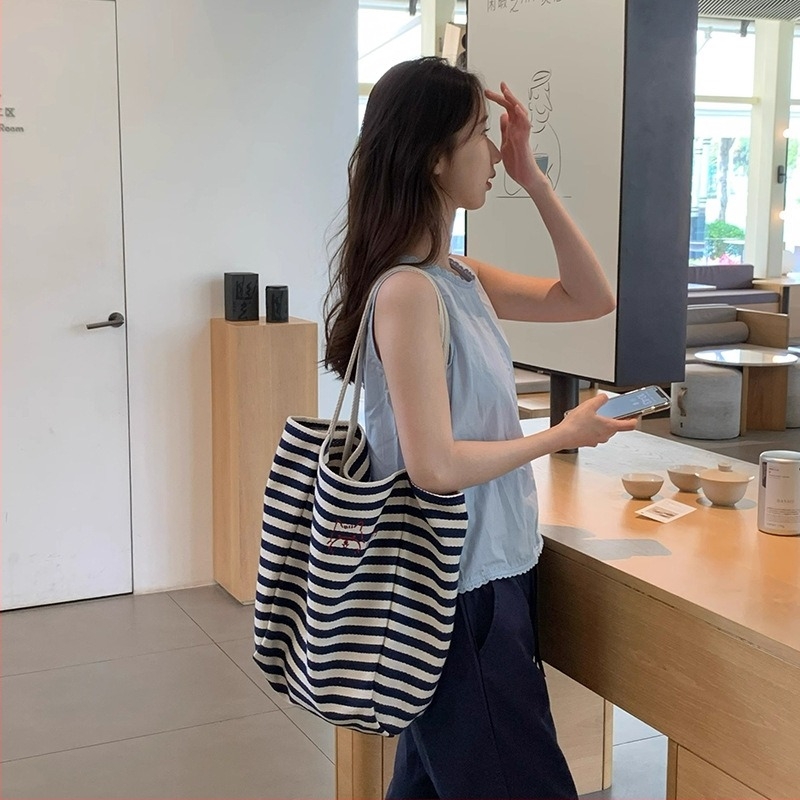 Csíkos vászon tote táska, fiatalos campus stílus, belső telefontartó zseb, dupla vállpánt, 2025 tavaszi kiadás