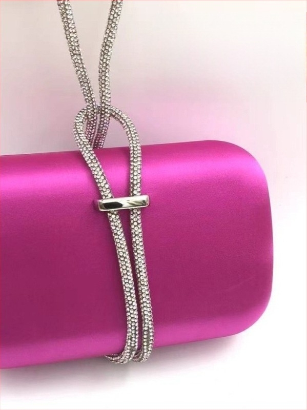 Estélyi táska strasszos lánccal, velúr négyszögletes táska, zárás: húzózsinór, belső telefontartó zseb, háromdimenziós kialítás