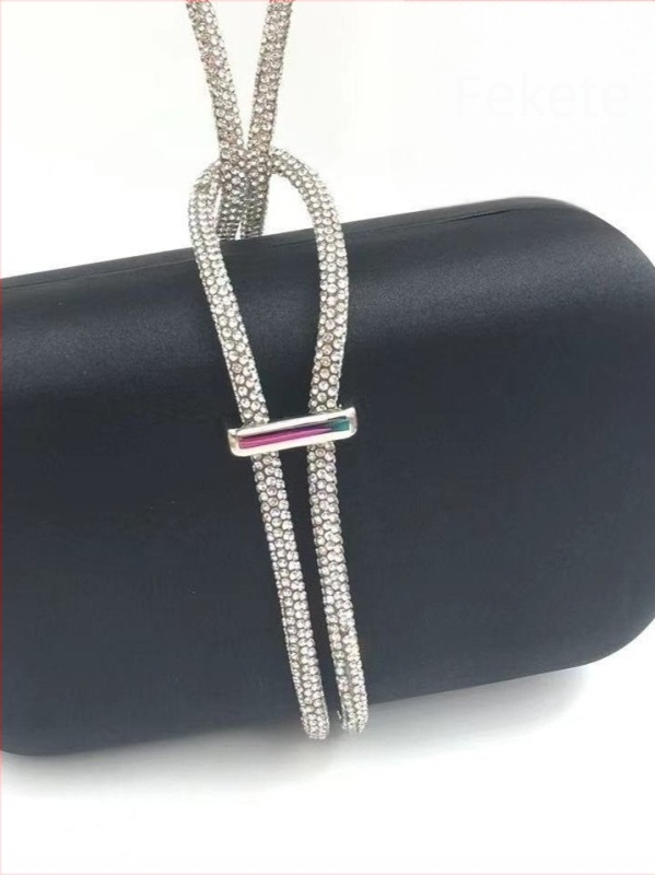 Estélyi táska strasszos lánccal, velúr négyszögletes táska, zárás: húzózsinór, belső telefontartó zseb, háromdimenziós kialítás