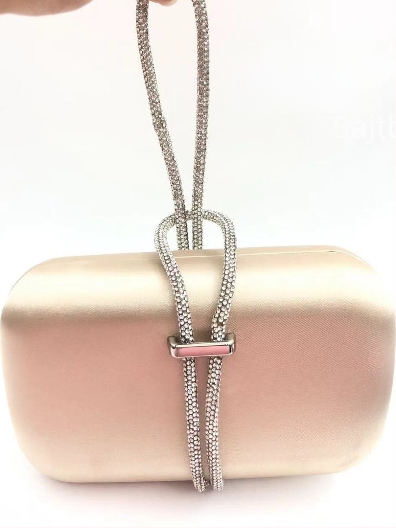 Estélyi táska strasszos lánccal, velúr négyszögletes táska, zárás: húzózsinór, belső telefontartó zseb, háromdimenziós kialítás